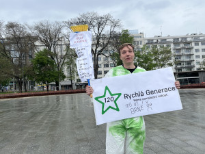 Aktivisté za nižší rychlost obsadili silnici v Brně. Řidiči je vytroubili