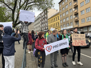 Aktivisté za nižší rychlost obsadili silnici v Brně. Řidiči je vytroubili