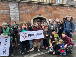 Aktivisté za nižší rychlost obsadili silnici v Brně. Řidiči je vytroubili