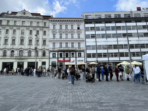 Na brněnském náměstí lékaři zdarma vyšetřují znaménka