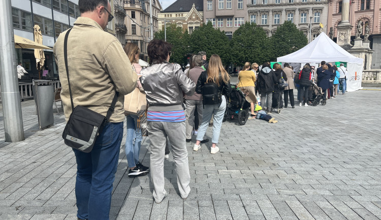 Na brněnském náměstí lékaři zdarma vyšetřují znaménka