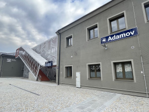 Lidé v Adamově se radují. Dočkali se nového vlakového nádraží