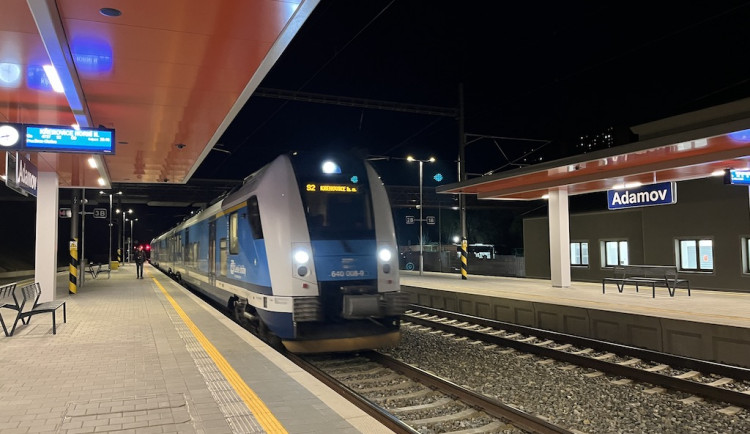 Lidé v Adamově se radují. Dočkali se nového vlakového nádraží