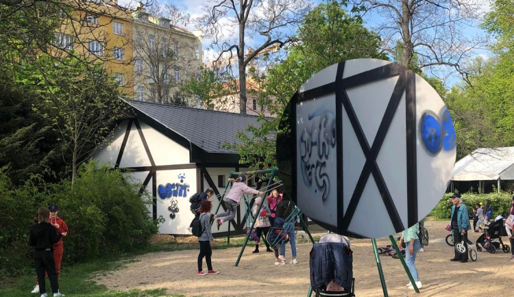 Cukrárna v brněnských Lužánkách ještě neotevřela. Už ji poničil sprejer