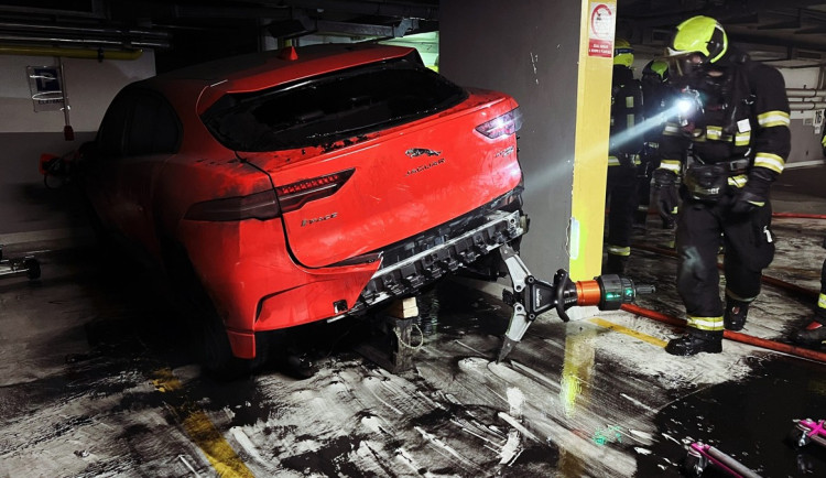 V garážích hořelo elektroauto. Policie kvůli úniku zplodin uzavřela ulici