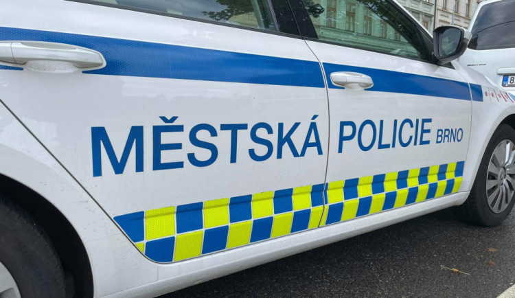 Nastávající dvojnásobný otec trčel v brněnské koloně. Hoši, rodíme, křičel na policii