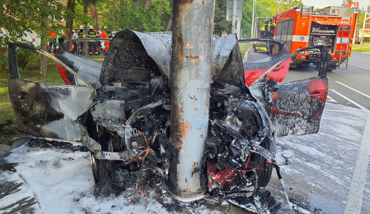 Na křižovatce v Brně vzplanulo auto. Zraněné vytahovali z vozu kolemjdoucí