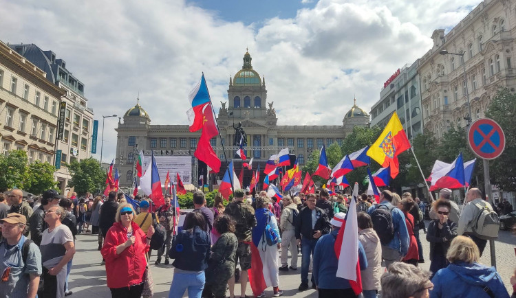 VIDEO: V Praze proběhla demonstrace proti vládě. Sešli se příznivci Vrabela i komunisté