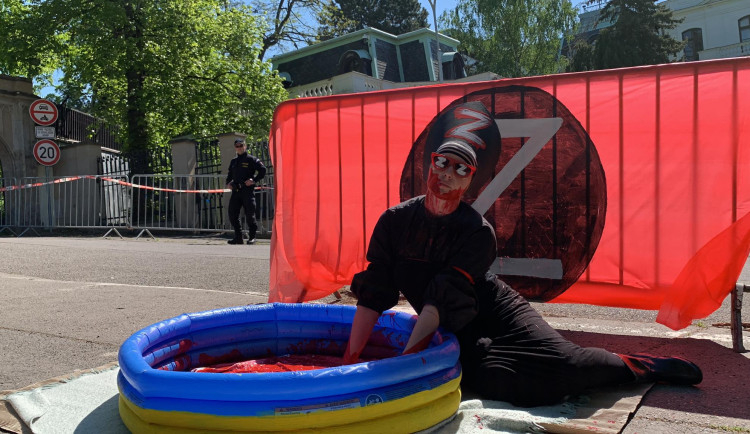 VIDEO: Ruská fašistka se koupala v krvi před ambasádou, připomenula ruský Den vítězství