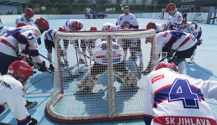 Hokejbalové play-off: SK Jihlava vede v druholigovém semifinále 2:0, Flyers zatím smírně 1:1