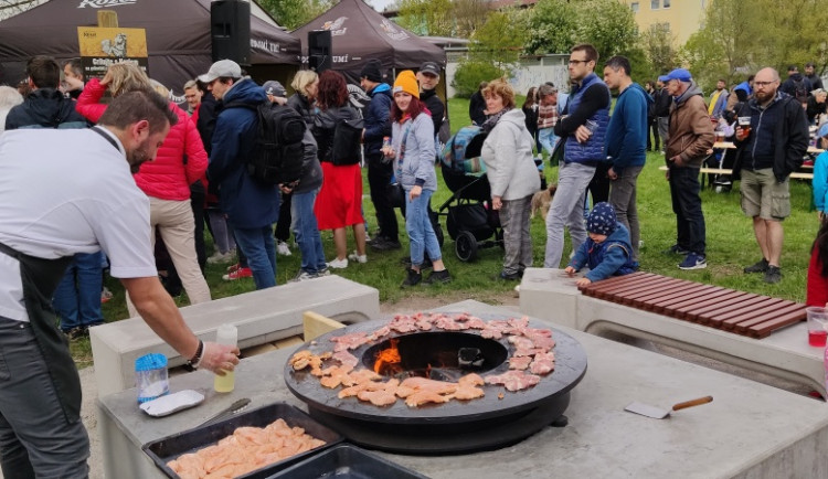 Na Skalce se jedlo, pilo, hodovalo. Jihlava slavnostně otevřela griloviště pro veřejnost, má vydržet aspoň dvacet let