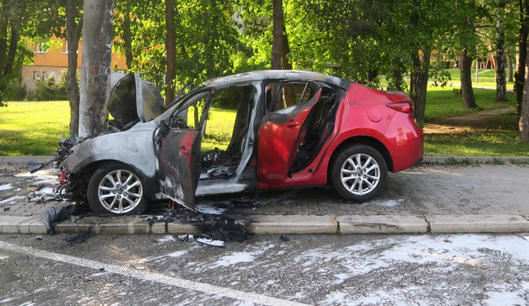 V Brně zveřejnili záběry z vážné nehody, při níž shořelo auto. Řidič byl opilý, tuší svědci