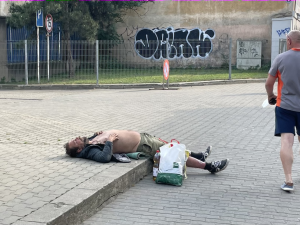 Brněnští bezdomovci potřebují byty, zabavit alkohol a dodržovat zákon, myslí si zastupitelé