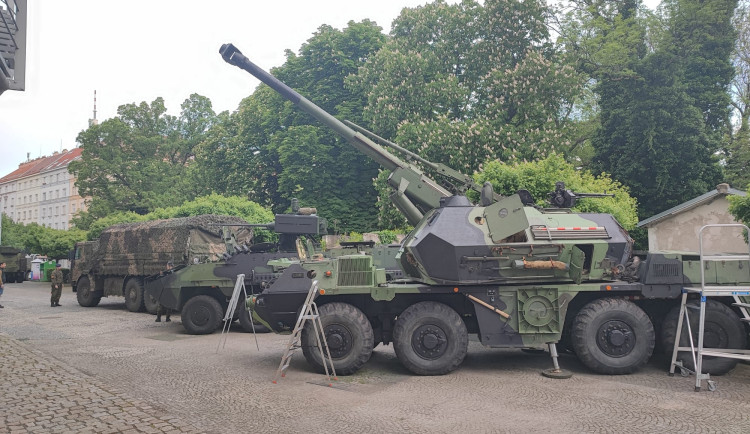 Pražský Žižkov obsadila těžká vojenská technika. Začal den armády
