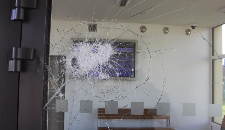 Recidivista kameny poničil zastávku v ulici Na Dolech a následně se zde prospal. Způsobil škodu za 40 tisíc korun