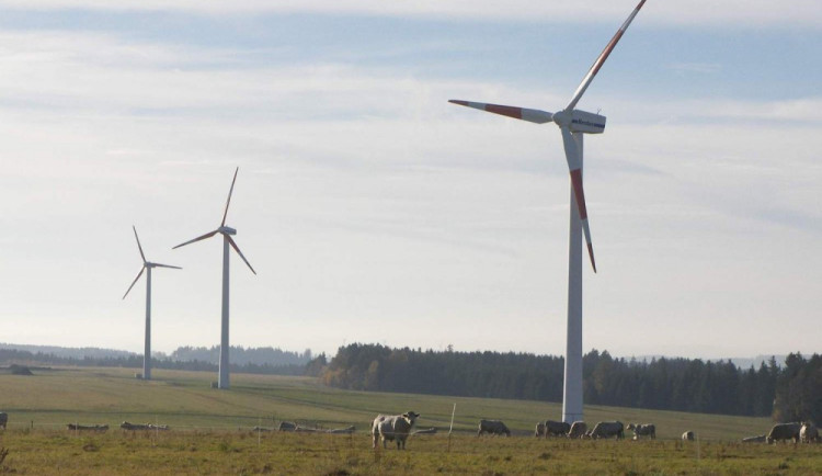Obec Stará Červená Voda podnikne kroky proti větrným elektrárnám. Rozhodli o tom občané