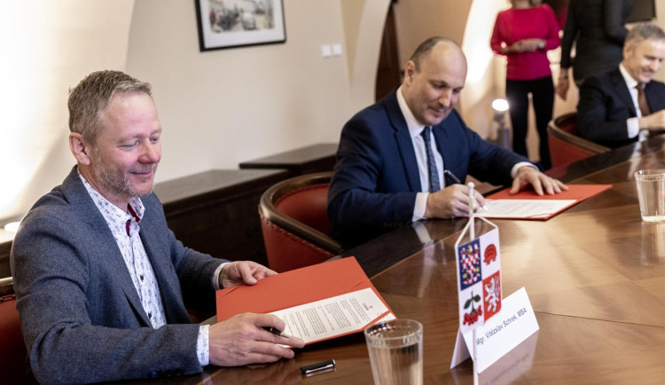 Zase o něco blíž ke stavbě arény: Jihlava podepsala smlouvu s Krajem Vysočina i zhotovitelem