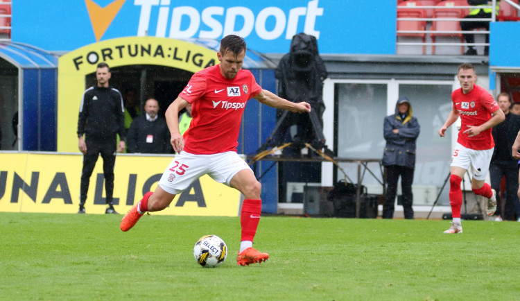 Zbrojovka selhala doma s Pardubicemi a blíží se sestupu. Řezníček nedal dvě penalty