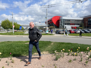 Lidé mířící do kampusu a zpět volí cestu přes silnici a záhony, jelikož nejbližší chodník je v opačném směru.