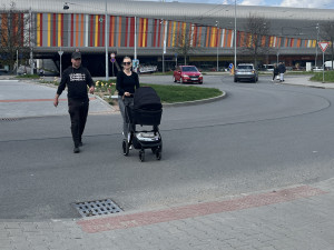 U květinového záhonu je pouze snížený chodník bez přechodu.