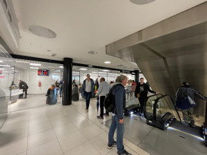 Fronta před novou pobočkou pošty