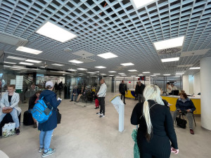 Fronta před novou pobočkou pošty