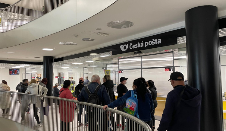 Fronta před novou pobočkou pošty