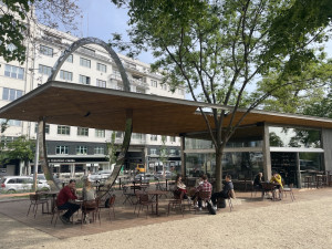 Moravské náměstí v Brně dostalo fontánu i kavárnu. Ploty zatím zůstávají
