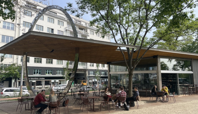 Moravské náměstí v Brně dostalo fontánu i kavárnu. Ploty zatím zůstávají