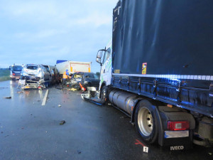 Dálnice D2 je neprůjezdná v obou směrech. Tvoří se kolony