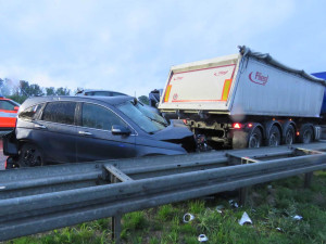 Dálnice D2 je neprůjezdná v obou směrech. Tvoří se kolony