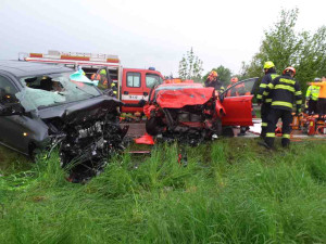 Při čelní srážce aut na Znojemsku se zranilo sedm lidí včetně dětí