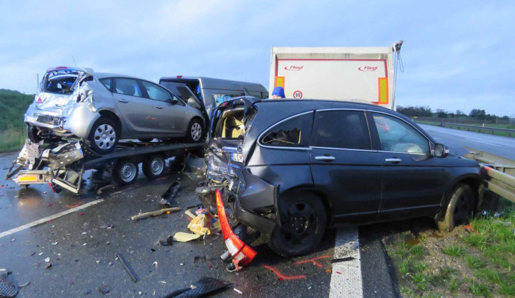 Dálnice D2 je neprůjezdná v obou směrech. Tvoří se kolony