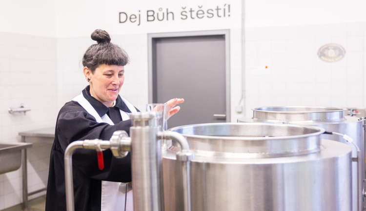 Farářka Církve československé husitské Sandra Silná žehná pivovaru Johann