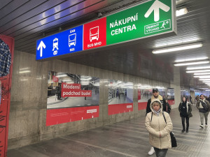 Brněnští výrostci drsně napadli u nádraží kolemjdoucí. Přestupek, konstatovali policisté