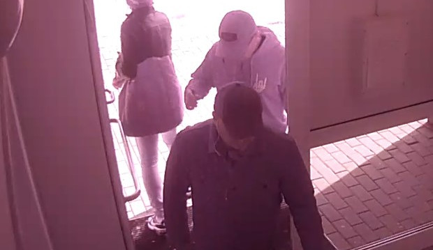 Skupina zlodějů se vloupala do bytu v Praze a odnesla věci za 1,7 milionu korun