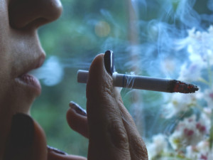 Žena z Brna vyfackovala kvůli cigaretě Slováka, kterého předtím napadl její přítel z Bruntálska