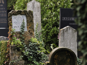Brňané si na židovském hřbitově připomněli oběti holokaustu. Pietní setkání navštívil i premiér Fiala