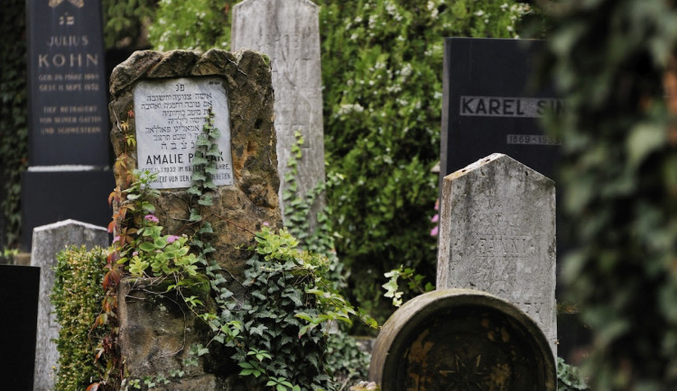 Brňané si na židovském hřbitově připomněli oběti holokaustu. Pietní setkání navštívil i premiér Fiala