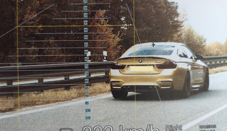 Zlaté BMW se po dálnici hnalo rychlostí 222 km/h, řidiče čeká trest ve správním řízení