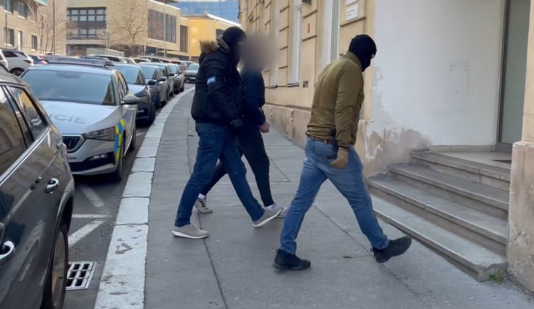 Policisté objasnili sérii šestnácti vloupání do vozidel a krádeží kol i aut