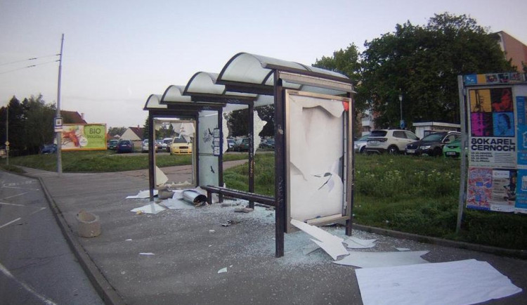 Muž v Brně dokázal zdemolovat zastávku, přepůlit betonový koš a lehnout si na břicho