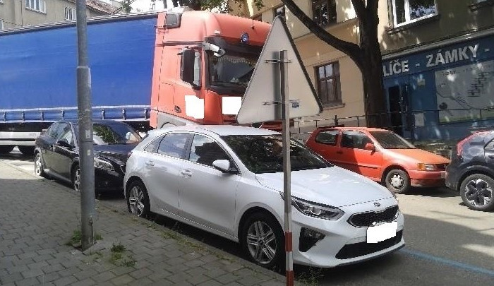 Kamioňák v Brně projížděl úzkou uličkou. Zasekl se mezi auty a urval jim zrcátka