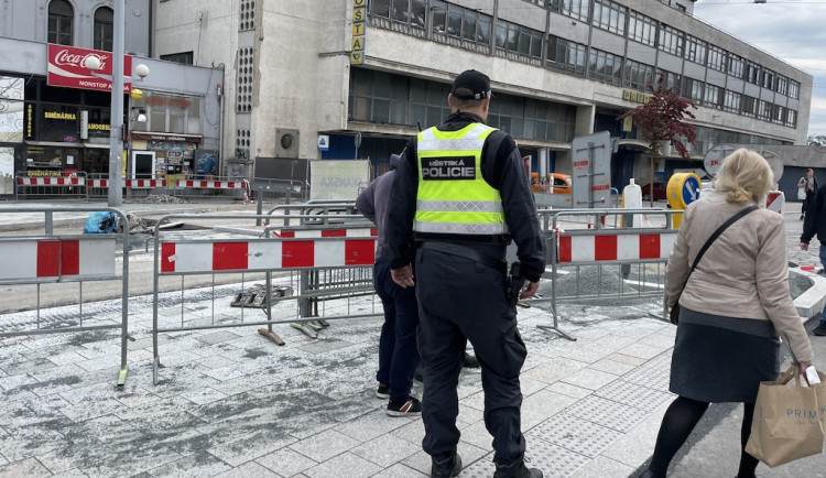 Na brněnském nádraží obtěžovala lidi nezletilá dívka. Somrovala kuřivo a drobné