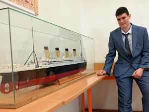 Maturant z Brna vyrobil přesný model Titanicu. Loď váží šest kilo a plave