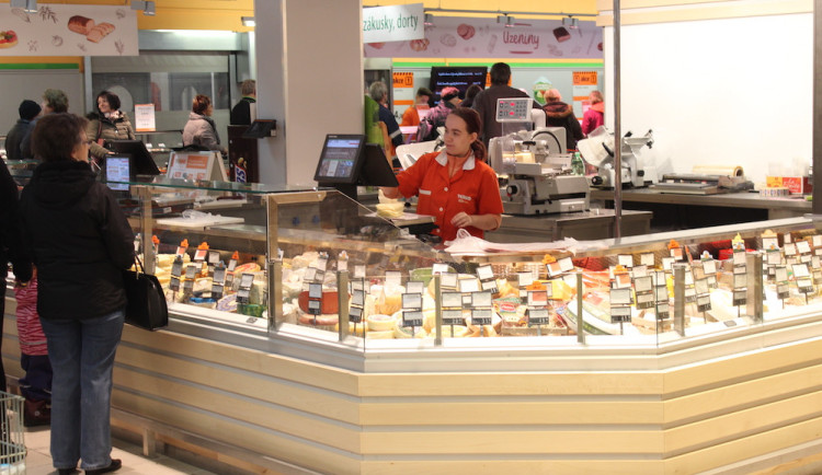 Brněnští senioři se porvali v supermarketu. Začali u sýrů a skončili u pečiva