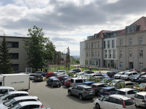 Onkologický ústav v Brně plní auta. I přesto přijde o třetinu parkovacích míst