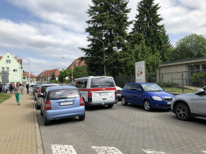 Momentálně parkují auta i na příjezdové cestě do areálu.