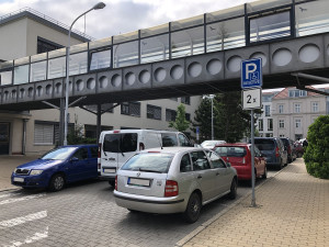 Momentálně parkují auta i na příjezdové cestě do areálu.