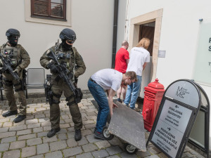 Rukopisy Elišky Rejčky dorazily do Brna s policejním doprovodem